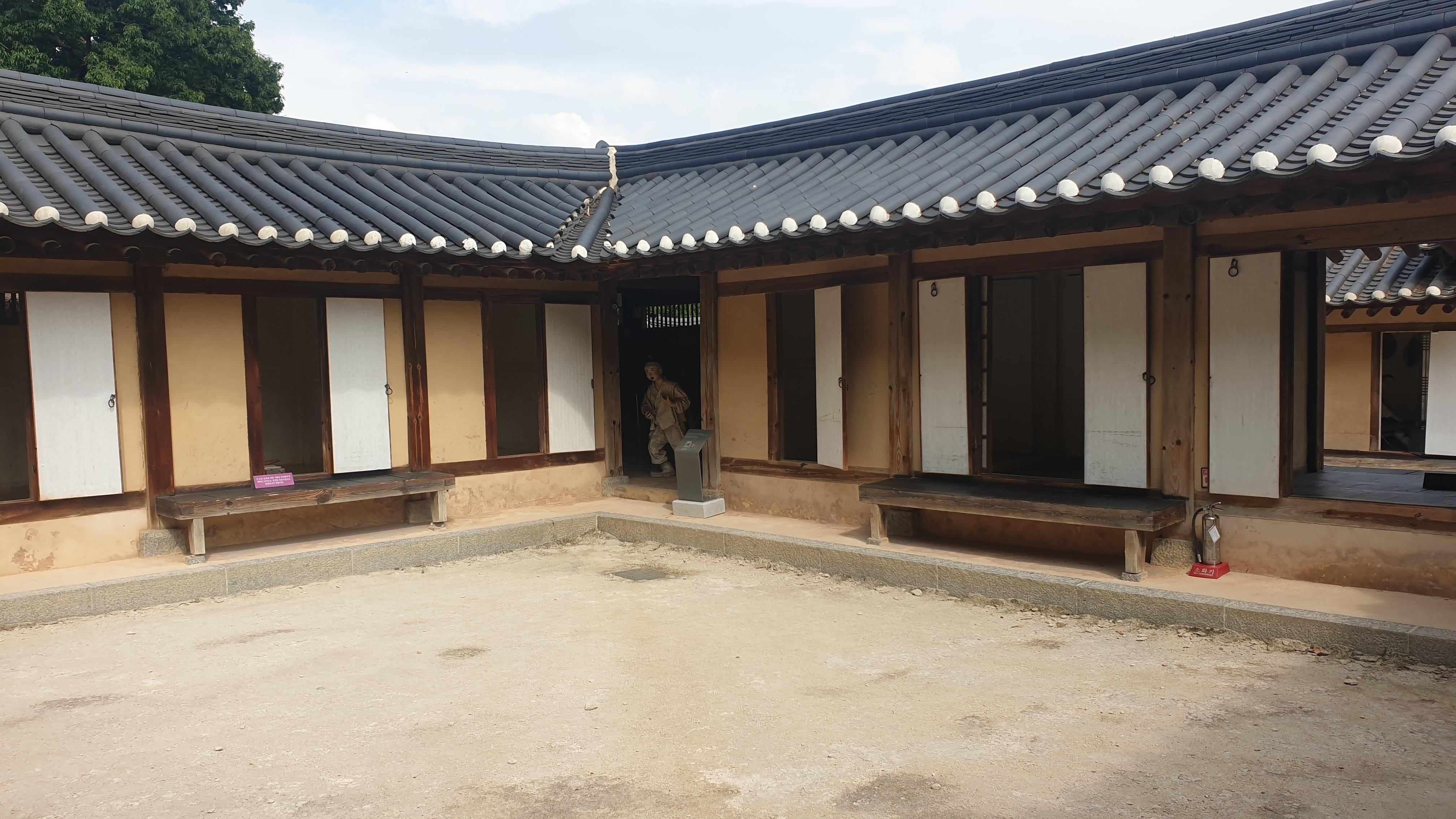2021년 8월 여주 명성황후생가유적지 처마와 건물