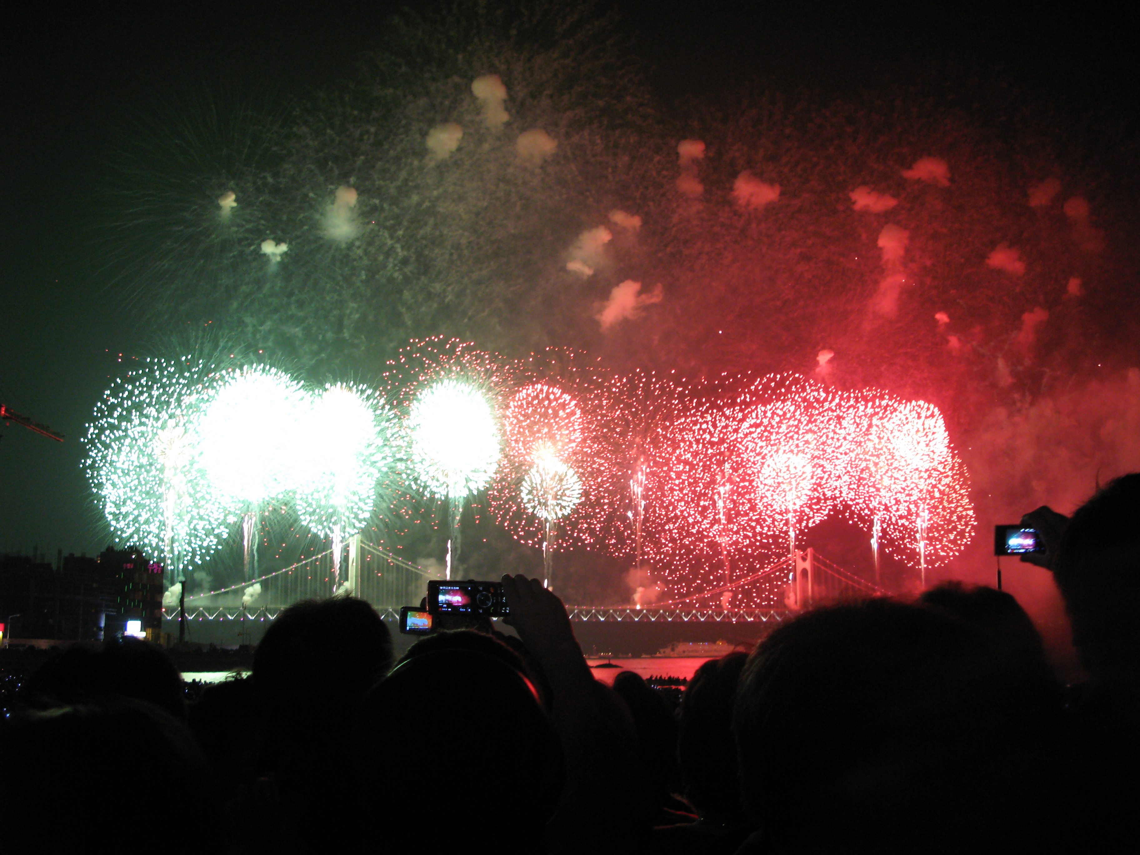 관람객 너머로 펼쳐진 부산불꽃축제, RedMosQ 촬영 2008년 10월 18일 자료사진이며 2026년 현장사진이 아님