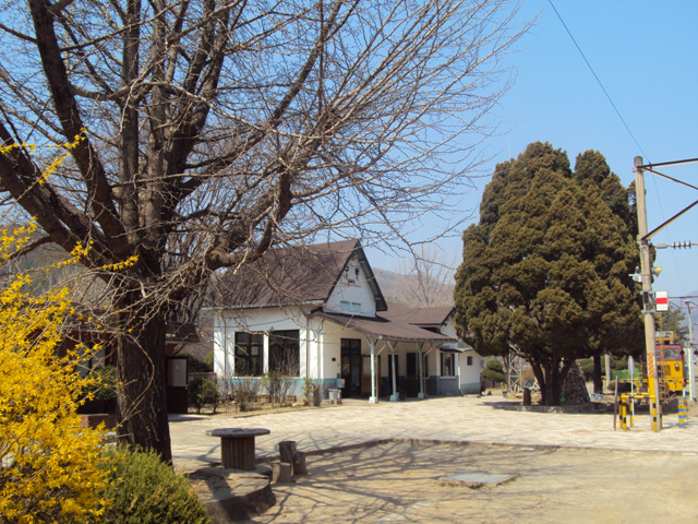 양평 구 구둔역의 오래된 역사와 승강장, 2011년 자료 사진