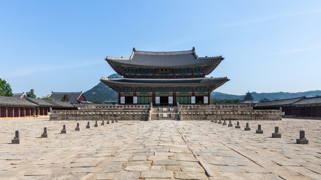 푸른 하늘 아래 정면에서 본 서울 경복궁 근정전과 넓은 조정의 2024년 자료사진