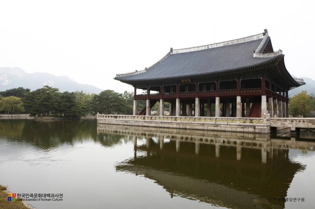 경복궁 경회루 정측면과 연못을 담은 한국학중앙연구원 자료사진. 2016년 이전 촬영이며 2026년 궁중문화축전 현장사진이 아님.