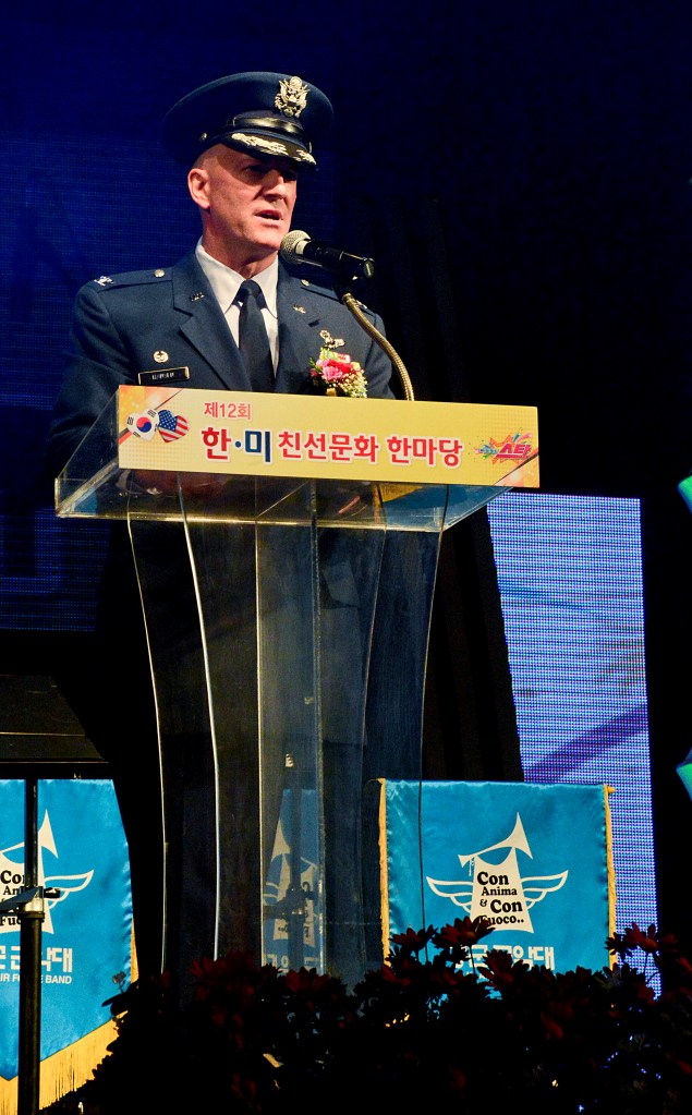 2015년 송탄 한미친선 문화축제 개막식에서 연설하는 모습의 자료사진