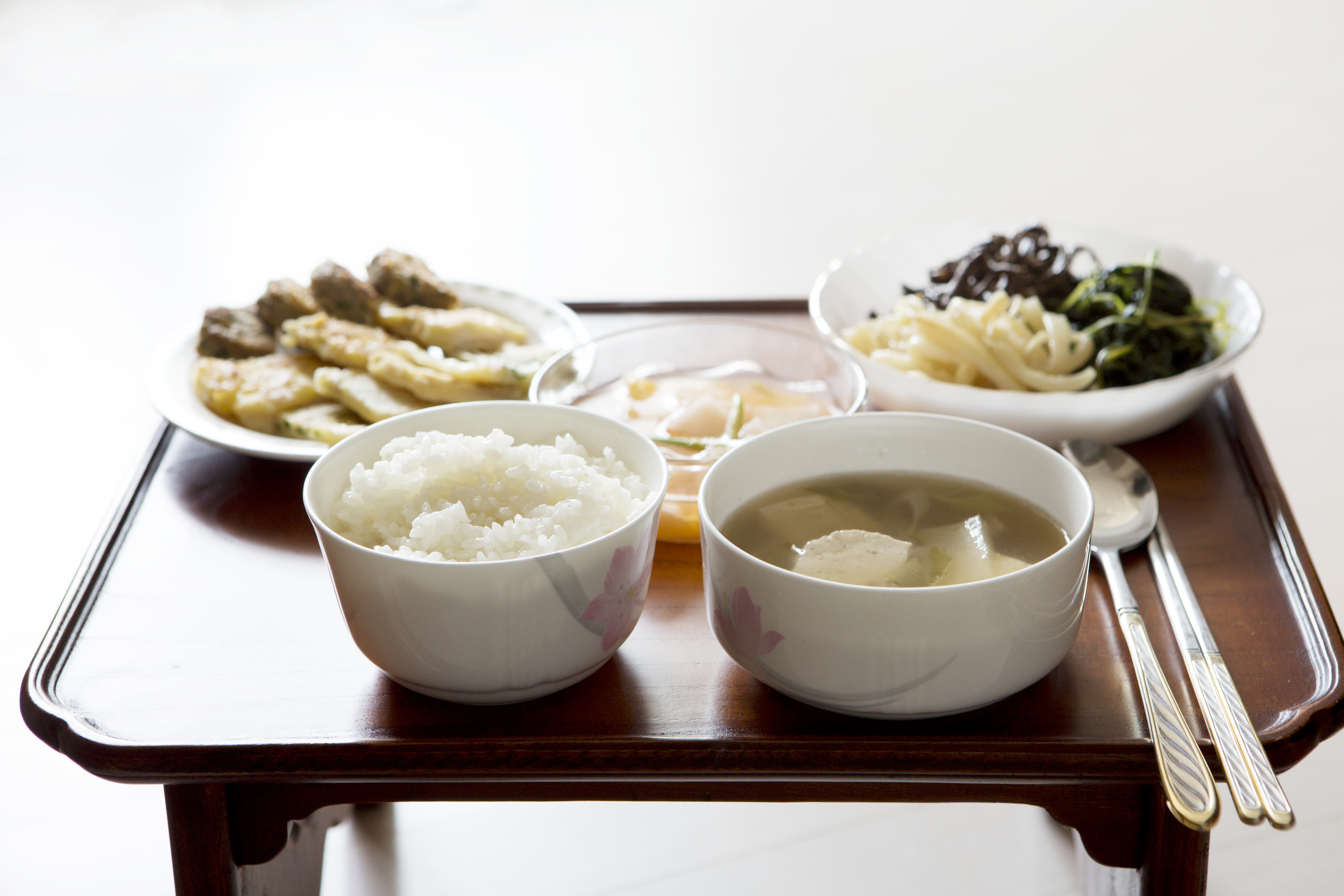 밥과 국, 여러 반찬이 둥근 상에 차려진 한식 밥상