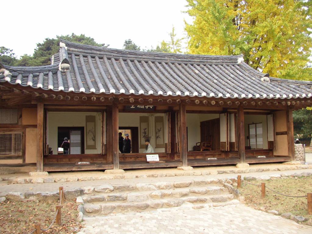 남양주 정약용유적지의 복원된 여유당 전경; 박선종(Seonjong Park, Commons Nichetas)이 2006년 11월 4일 촬영한 자료 사진, 오늘 현장 사진이 아님