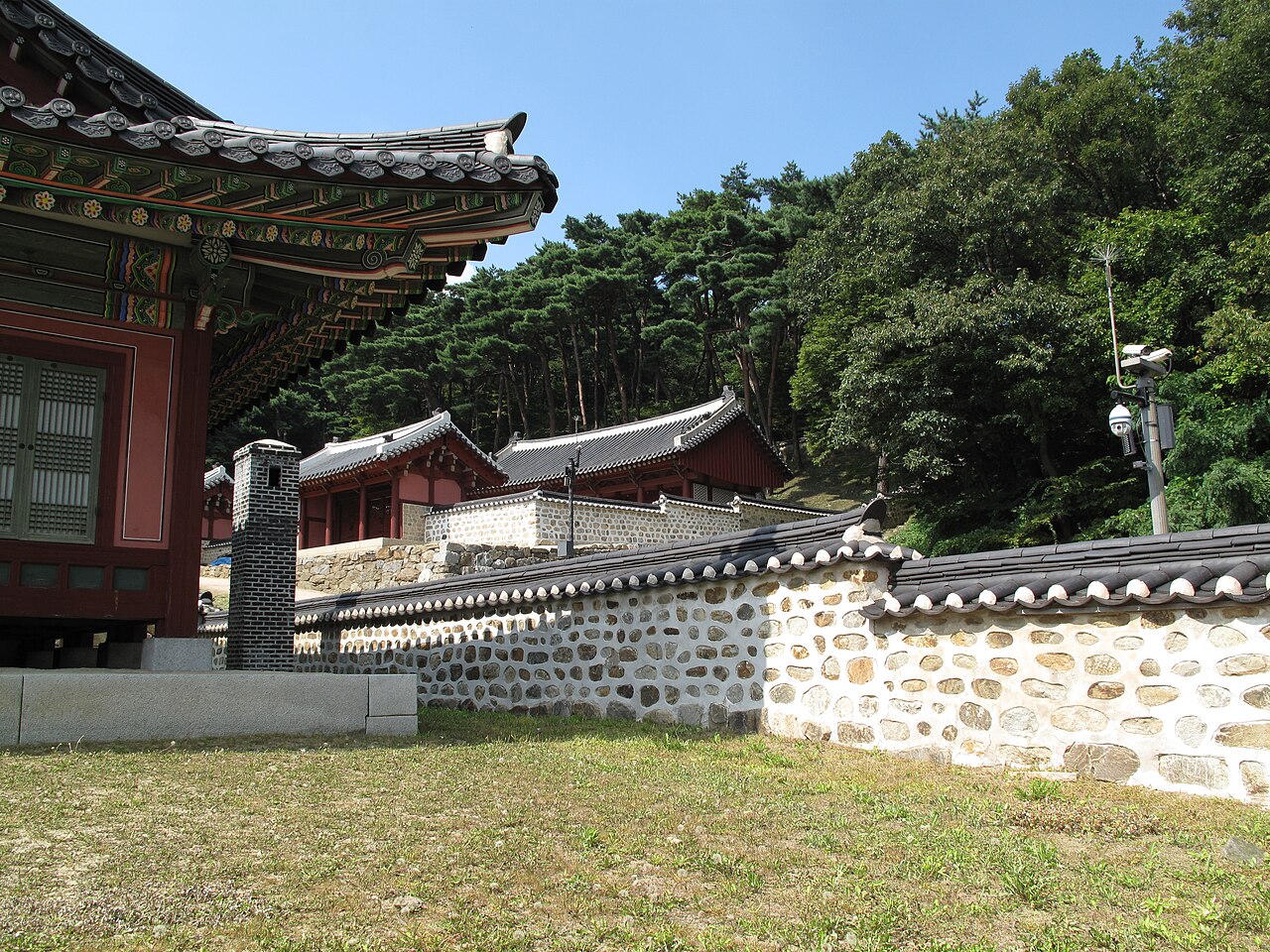 남한산성 행궁 담장 안에 자리한 좌전과 우실 건물 자료사진