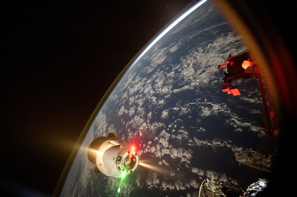 2024년 12월 16일 국제우주정거장에서 분리된 드래곤 화물선, Don Pettit NASA 촬영 자료사진이며 2026년 CRS-35 현장사진 아님