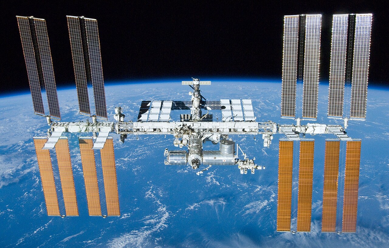 2010년 5월 23일 STS-132 승무원이 촬영한 국제우주정거장 외관 자료사진, 2026년 CRS-35 현장사진 아님