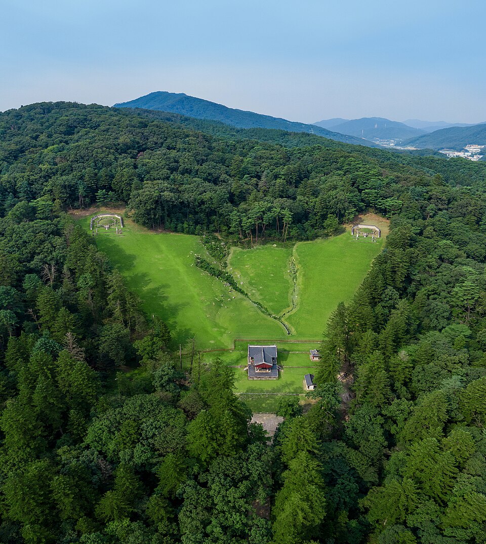숲에 둘러싸인 남양주 광릉의 두 언덕과 정자각을 보여 주는 항공 전경, 문화재청 2020년 자료사진