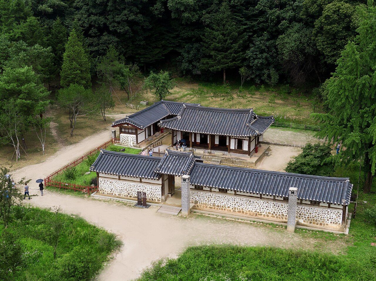 마당과 기와지붕을 내려다본 남양주 광릉 재실, 문화재청 2020년 자료사진