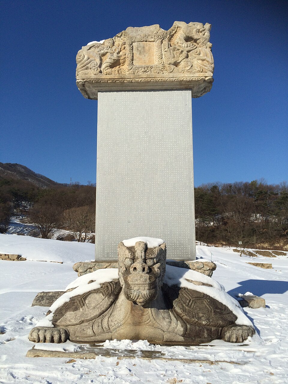 여주 고달사지 원종대사탑비의 거북 모양 받침과 이수, Jjw 촬영 2014년 12월 20일 자료사진