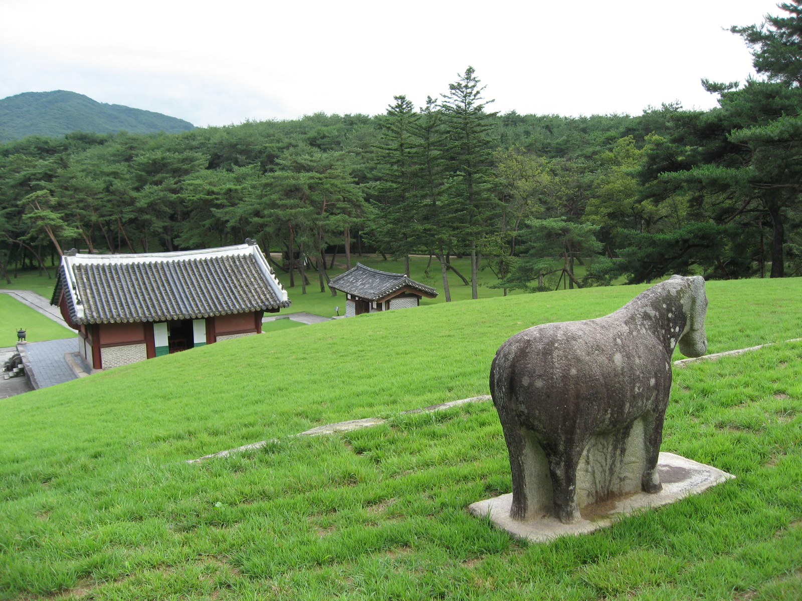여주 세종대왕 영릉의 석물과 봉분 자료사진