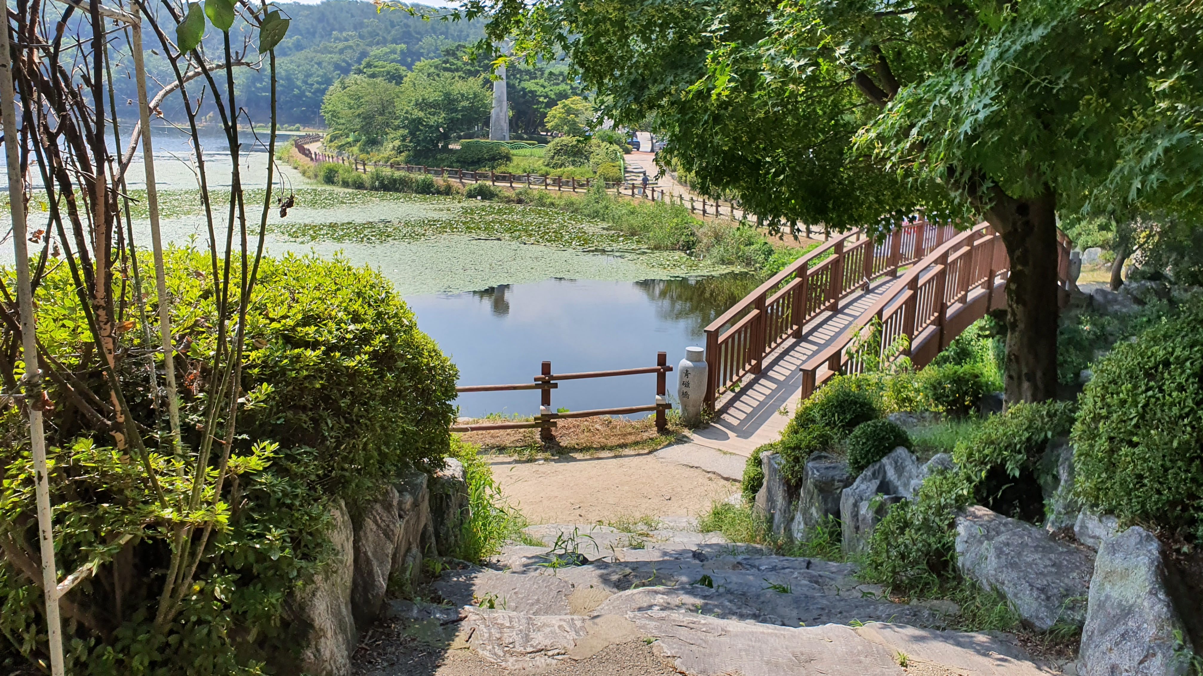 산과 하늘을 비추는 이천 설봉공원 호수 전경