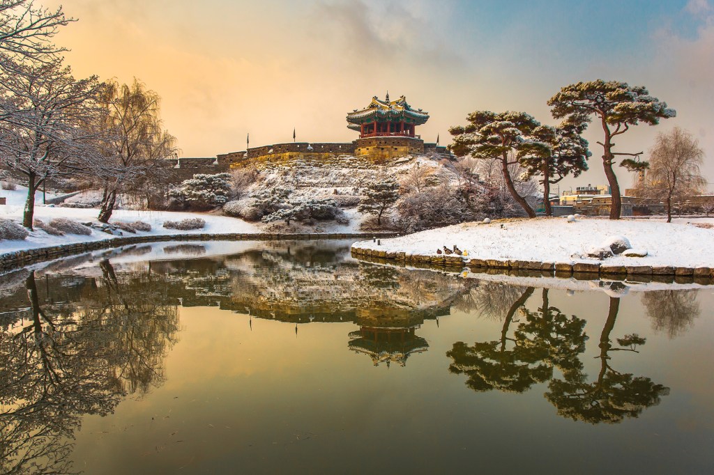수원화성 방화수류정과 용연, 성곽이 어우러진 겨울 풍경