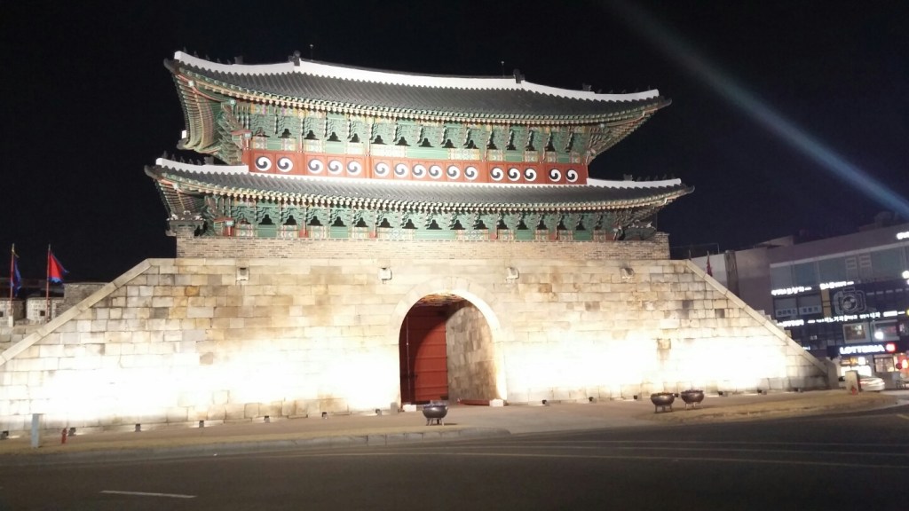 2015년 4월 촬영된 수원 화성 남문 팔달문의 정면 모습