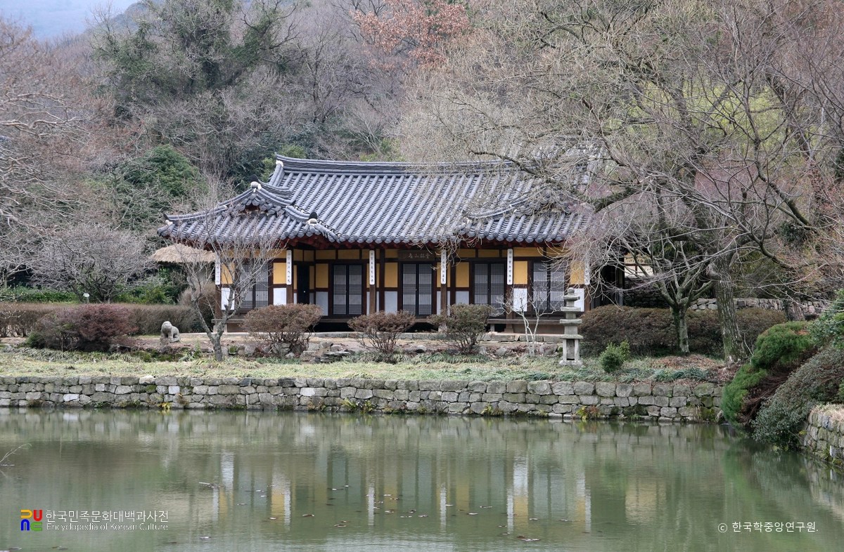 운림산방 기와집 정면과 앞 연못을 담은 촬영일 미상 자료사진, 2026년 일요장터 현장사진이 아님
