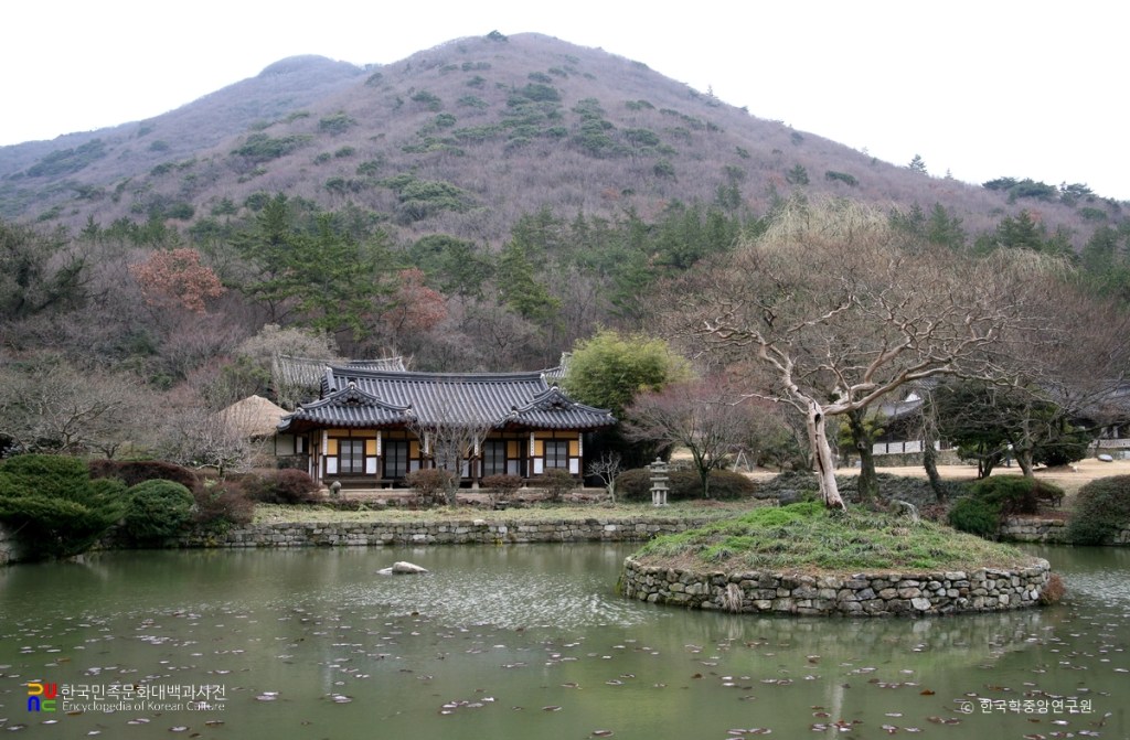 운림산방 기와집과 연못, 둥근 섬을 담은 한국학중앙연구원 자료사진, 촬영일 미상이며 2026년 장터 현장사진이 아님