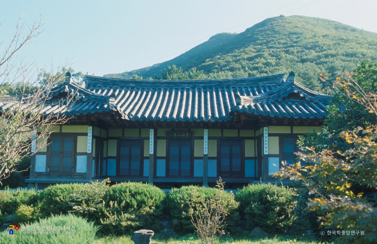 운림산방의 기와지붕과 기둥, 주변 나무를 담은 한국학중앙연구원 촬영일 미상 자료사진