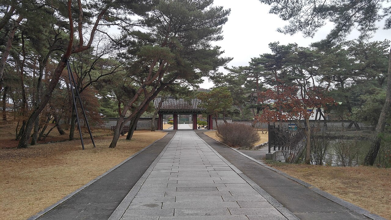 경기도 여주 세종대왕 영릉으로 이어지는 나무와 풀밭 사이 길